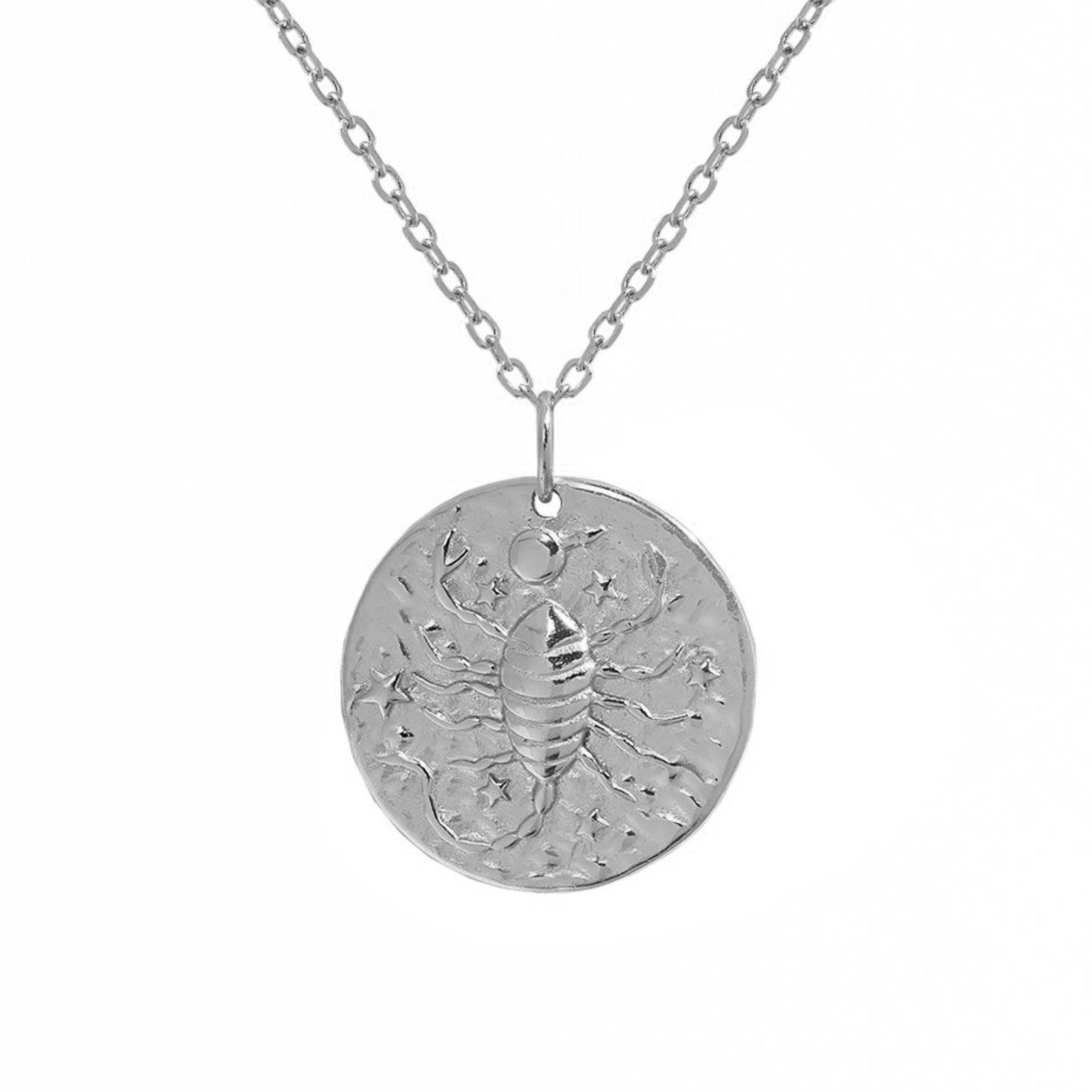 Collier Scorpion en argent sterling 925 avec pendentif rond gravé d’un scorpion entouré d’étoiles, chaîne fine élégante, bijou astrologique unisexe au design raffiné. Idée cadeau femme.